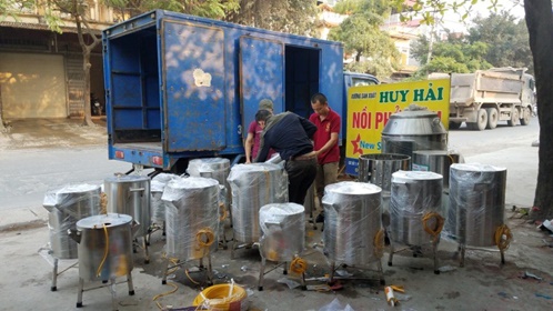 Các Loại Nồi Nấu Phử điện Đang Được Chuyển Đi Cho Một Cửa Hàng Điện Máy Ở Hà Nội